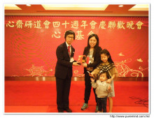 成功投得聖品者逐一上台接受聖品。