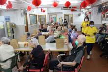 服務人員派發禮物包