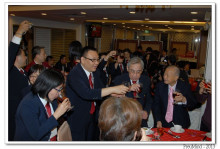 心齋仝人向每席來賓敬酒的熱鬧情況。