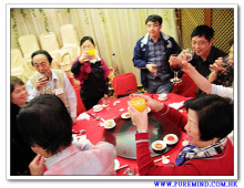 心齋仝人向每席來賓敬酒的熱鬧情況。