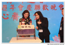 幸運兒歡天喜地上台領取獎品時攝。