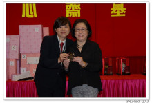 心齋基金總幹事梅婉蓉頒發紀念品予熱心人士。
