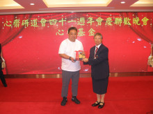 成功投得聖品者逐一上台接受聖品。