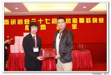 成功投得聖品者逐一上台接受聖品。