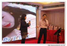 嘉賓獻唱時留影。