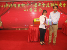 萬眾期待的抽獎環節開始，各幸運兒歡天喜地上台領取獎品。