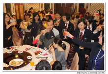 心齋服務仝人向來賓敬酒之熱鬧情況。