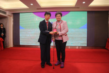 成功投得聖品者逐一上台接受聖品