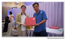 抽獎環節開始，由各嘉賓主持抽獎，各幸運兒歡天喜地領取獎品。