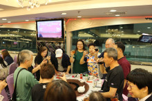 心齋仝人向來賓敬酒熱鬧情況