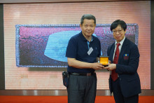 成功投得聖品者逐一上台接受聖品