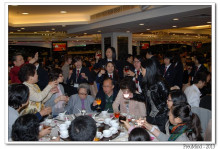 心齋仝人向每席來賓敬酒的熱鬧情況。