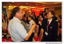 心齋仝人向每席來賓敬酒的熱鬧情況。