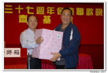 萬眾期待的抽獎環節開始，各幸運兒歡天喜地上台領取獎品。