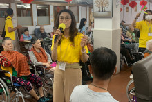 服務人員為長者獻唱時代金曲