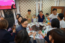 心齋仝人向來賓敬酒熱鬧情況