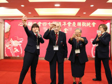 會長聯同心齋主要負責人上台向來賓祝酒