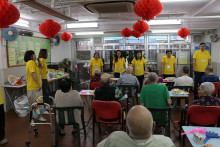 服務人員為長者示範健體操