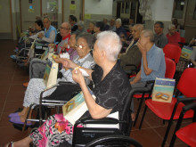 長者吃蛋糕吃得津津有味。