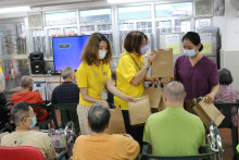 服務人員派發禮物包