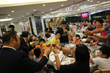 心齋仝人向每席來賓敬酒的熱鬧情況。