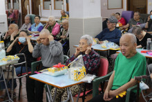 服務人員為長者示範健體操