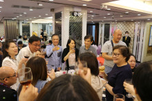 心齋仝人向來賓敬酒的熱鬧情況