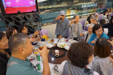 心齋仝人向來賓敬酒熱鬧情況