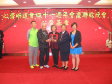 成功投得聖品者逐一上台接受聖品。