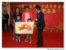 成功投得聖品者逐一上台接受聖品。