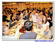 心齋仝人向每席來賓敬酒的熱鬧情況。