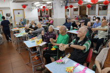 服務人員為長者示範健體操