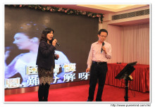 嘉賓獻唱時留影。