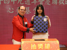 萬眾期待的抽獎環節開始，各幸運兒歡天喜地上台領取獎品