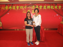 萬眾期待的抽獎環節開始，各幸運兒歡天喜地上台領取獎品。