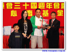 成功投得聖品者逐一上台接受聖品。