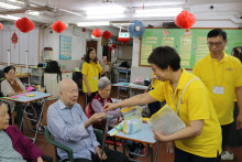 服務人員派發禮物包