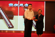 成功投得聖品者逐一上台接受聖品。