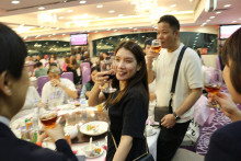 心齋仝人向來賓敬酒熱鬧情況