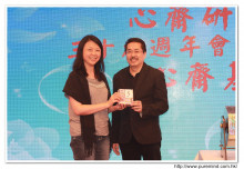 幸運兒歡天喜地上台領取獎品時攝。