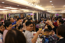 心齋仝人向來賓敬酒的熱鬧情況