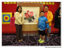 心齋基金國內負責人馮杏玲小姐頒發由中國名畫家徐良先生繪贈之花鳥畫四幅予成功競投者。