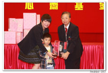 成功投得聖品者逐一上台接受聖品。