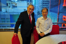 來賓與李一覺會長合照留念。