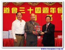 成功投得聖品者逐一上台接受聖品。