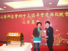 萬眾期待的抽獎環節開始，各幸運兒歡天喜地上台領取獎品。