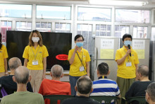 服務人員為長者示範健體操