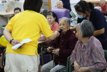 長者玩傳遞汽球遊戲時攝