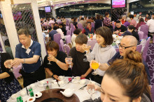 心齋仝人向來賓敬酒熱鬧情況