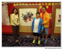 心齋基金國內負責人馮杏玲小姐頒發由中國名畫家徐良先生繪贈之花鳥畫四幅予成功競投者。